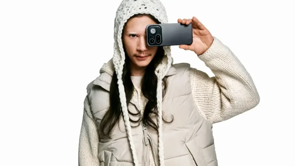 mężczyzna z Nothing Phone 4a Pro