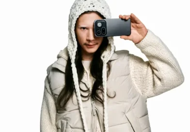 mężczyzna z Nothing Phone 4a Pro