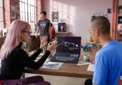 osoby korzystające ze sprzętu Lenovo