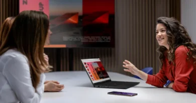 kobiety korzystające z laptopa Lenovo