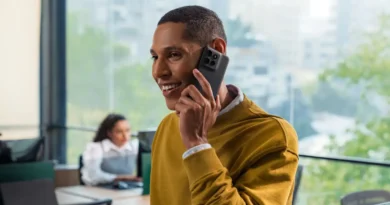 mężczyzna korzystający ze smartfonu Motorola