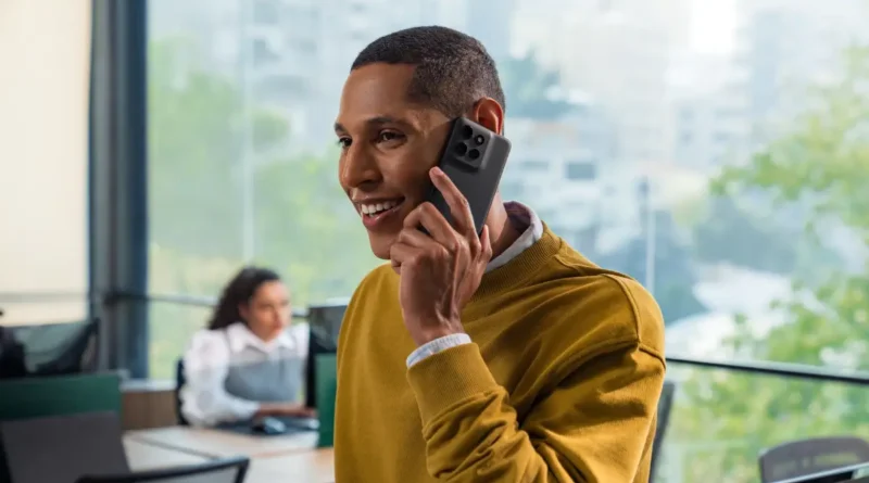 mężczyzna korzystający ze smartfonu Motorola