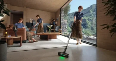 kobieta z odkurzaczem MOVA