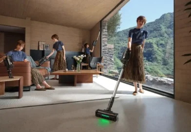 kobieta z odkurzaczem MOVA