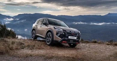 Nissan X‑Trail 2026 oficjalnie zaprezentowany. Nowy wygląd, lepsza łączność i mocniejszy terenowy charakter!