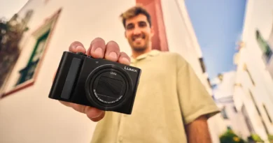 LUMIX TZ300 w ręku mężczyzny