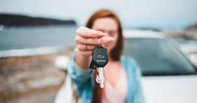 kobieta z kluczykami od samochodu