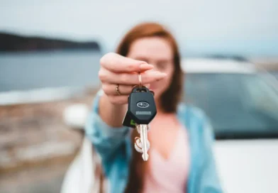 kobieta z kluczykami od samochodu