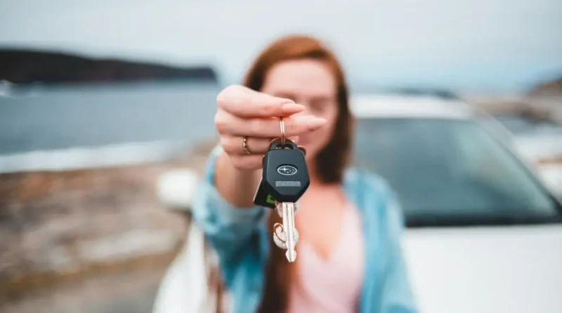 kobieta z kluczykami od samochodu