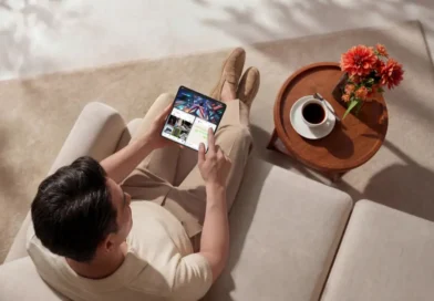 mężczyzna korzystający z OPPO Find N6