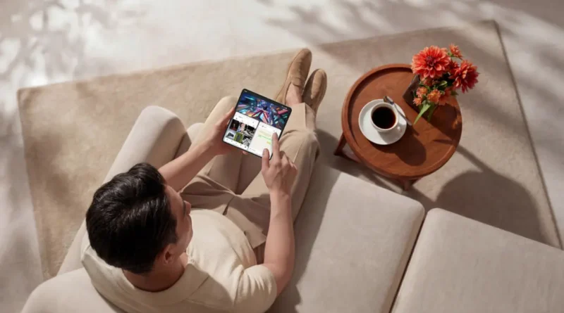 mężczyzna korzystający z OPPO Find N6