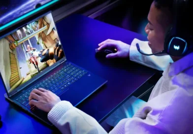 kobieta korzystająca z laptopa Predator