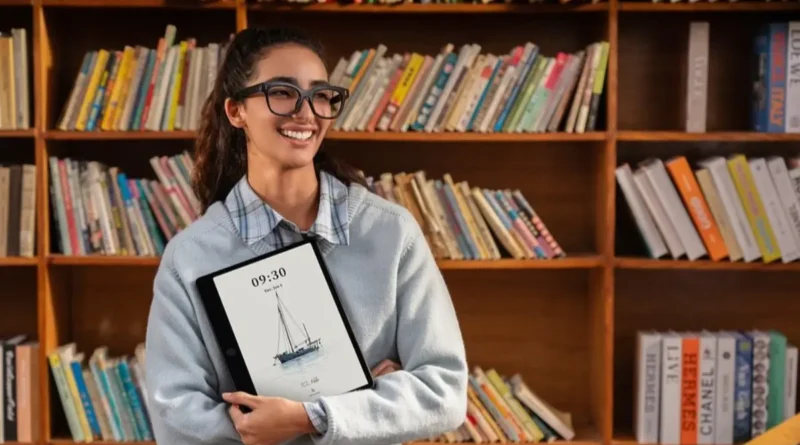 kobieta z tabletem TCL