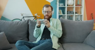 mężczyzna grający na smartfonie