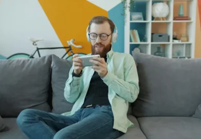 mężczyzna grający na smartfonie