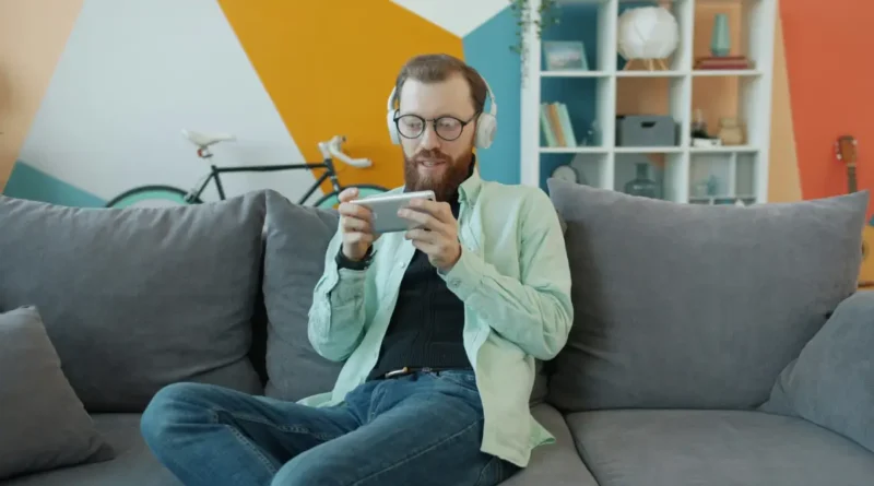 mężczyzna grający na smartfonie