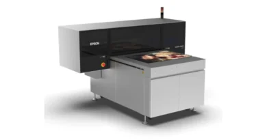 Epson prezentuje płaską drukarkę UV SC-V4000 A1 Plus dla wymagających zastosowań