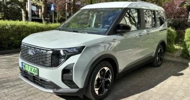Elektryczny Ford E-Tourneo Courier. Rodzinny autobus udający miejskiego SUV-a
