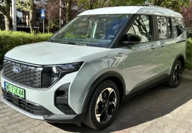 Elektryczny Ford E-Tourneo Courier. Rodzinny autobus udający miejskiego SUV-a