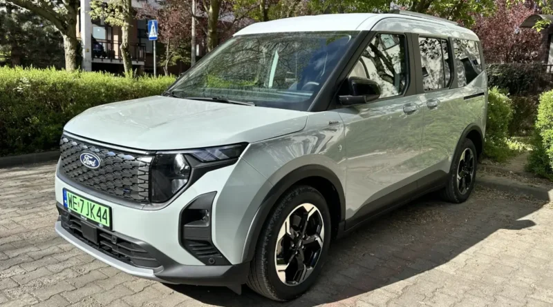 Elektryczny Ford E-Tourneo Courier. Rodzinny autobus udający miejskiego SUV-a