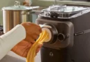 Zapomnij o kupnym makaronie. Ten kuchenny robot sam zagniecie i pokroi ciasto szybciej, niż zagotujesz wodę!