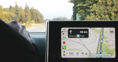 Fabryczna nawigacja odejdzie do lamusa? Mapy Apple przejmują ekrany w samochodach Forda
