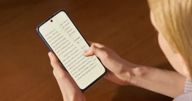Po co Ci czytnik ebooków? Te dwa nowe smartfony z hybrydowym ekranem zastąpią Kindle’a!