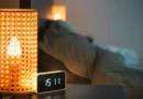 Światło, które poprawia humor jesienią. Jak dobrać oświetlenie smart?